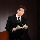田中圭らの舞台写真公開、ブラックコメディ「陽気な幽霊」上演中