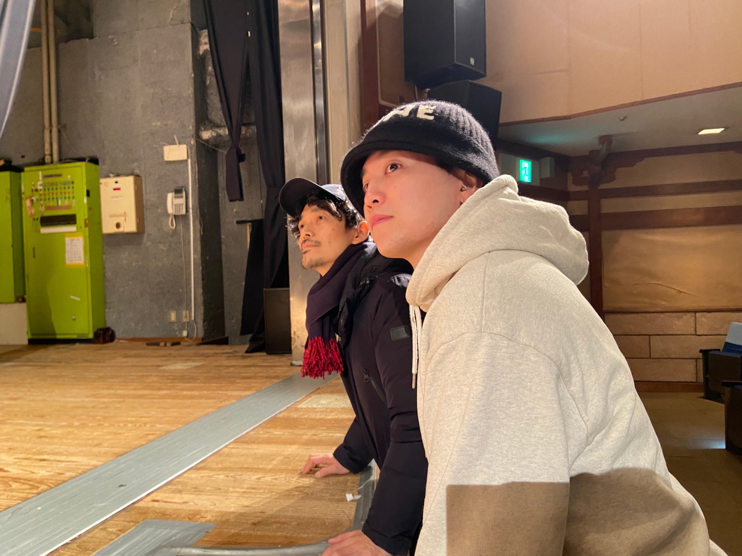 雷5656会館 ときわホールを下見する加藤啓（奥）と内藤大希。