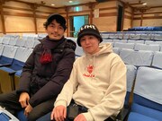 雷5656会館 ときわホールの客席に座る加藤啓(左)と内藤大希。