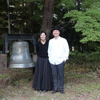 左から安田成美、阿部海太郎。