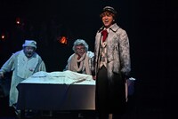 ミュージカル「ダンス オブ ヴァンパイア」ゲネプロより、左から芋洗坂係長、武田真治、寺西拓人。