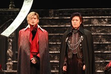 ミュージカル「ダンス オブ ヴァンパイア」初日記念会見より、左から城田優、山口祐一郎。