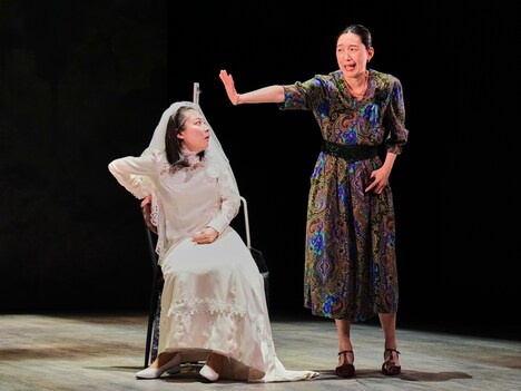 パルコ・プロデュース 2025「星の降る時」プレスコールより。(撮影:細野晋司)