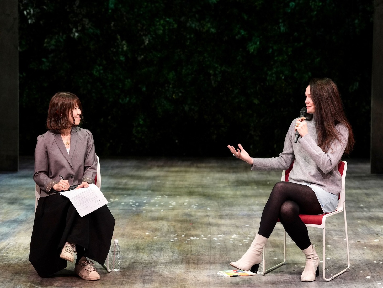 「星の降る時」作者のべス・スティール（右）。（撮影：細野晋司）