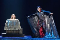 ミュージカル「ダンス オブ ヴァンパイア」ゲネプロより、左からフランク莉奈、山口祐一郎。