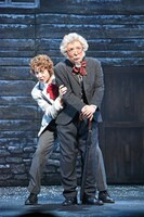 ミュージカル「ダンス オブ ヴァンパイア」ゲネプロより、左から太田基裕、石川禅。