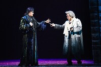 ミュージカル「ダンス オブ ヴァンパイア」ゲネプロより、左から山口祐一郎、石川禅。