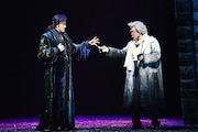 ミュージカル「ダンス オブ ヴァンパイア」ゲネプロより、左から山口祐一郎、石川禅。