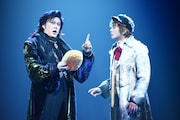 ミュージカル「ダンス オブ ヴァンパイア」ゲネプロより、左から山口祐一郎、太田基裕。