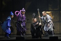 2025年劇団☆新感線45周年興行・初夏公演 いのうえ歌舞伎【譚】Retrospective「紅鬼物語」より。（撮影：大久保啓二）