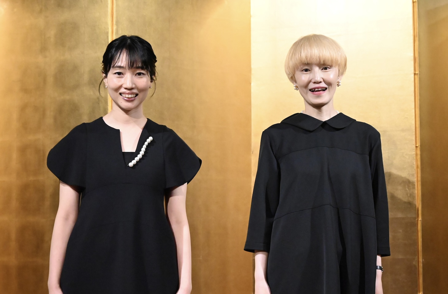第69回岸田國士戯曲賞授賞式より、左から安藤奎、笠木泉。