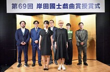 前列左から安藤奎、笠木泉。後列左からタニノクロウ、岡田利規、上田誠、本谷有希子、野田秀樹。