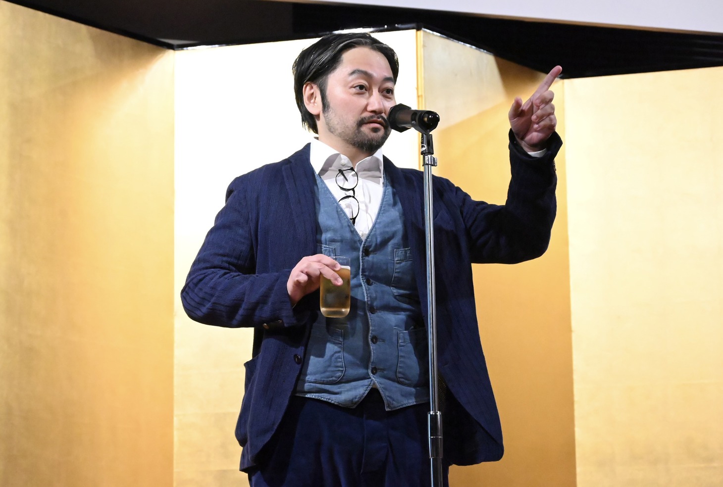 乾杯の音頭を取るタニノクロウ。