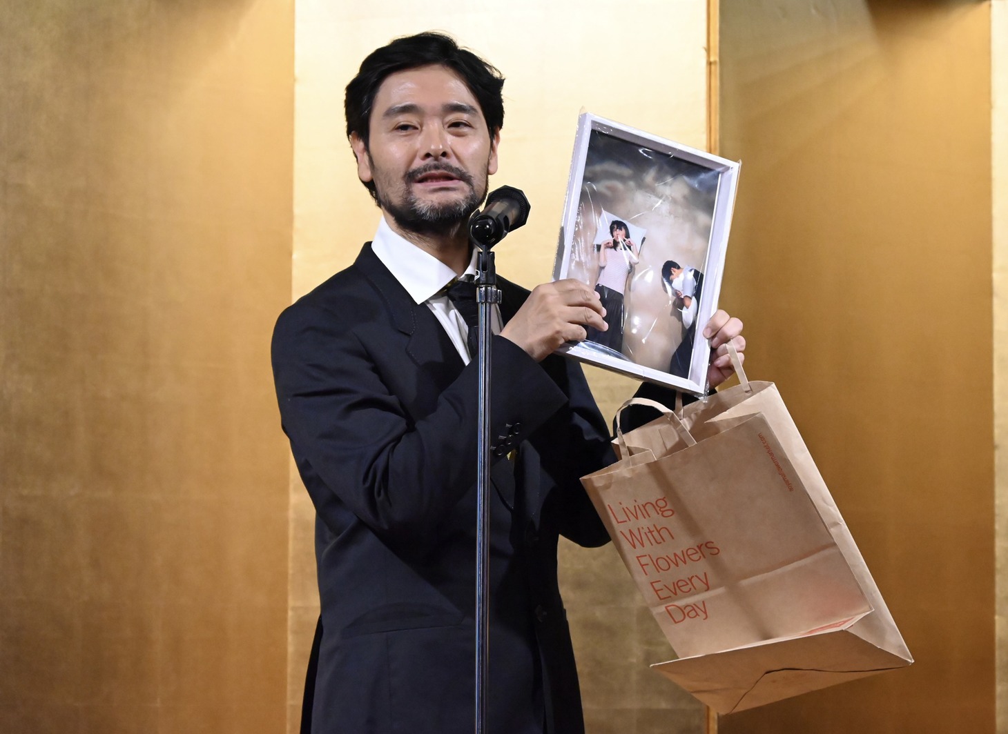 笠木泉へのプレゼントを持参したノゾエ征爾。