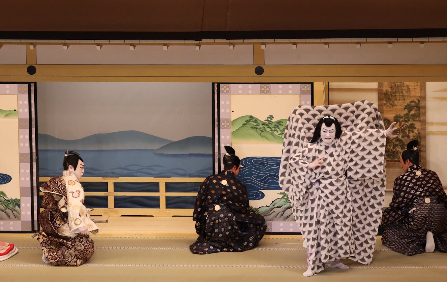 「薫風歌舞伎特別公演」第三部「湧昇水鯉滝『鯉つかみ』」より。