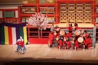 「薫風歌舞伎特別公演」第三部「湧昇水鯉滝『鯉つかみ』」より。
