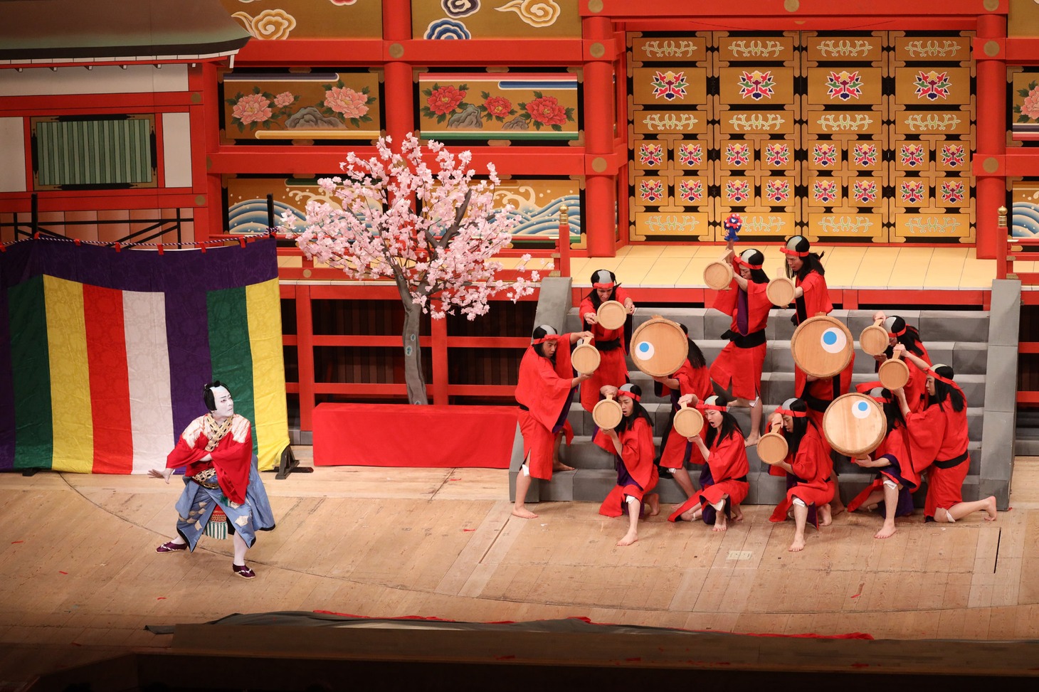 「薫風歌舞伎特別公演」第三部「湧昇水鯉滝『鯉つかみ』」より。