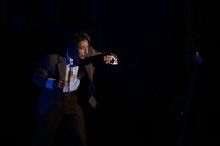 一人の俳優のための五人の演出家による上演 I「マッチョと亡霊」より。（Photo by Kim Sajik）