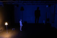 一人の俳優のための五人の演出家による上演 I「マッチョと亡霊」より。（Photo by Kim Sajik）