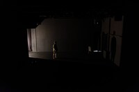 一人の俳優のための五人の演出家による上演 I「マッチョと亡霊」より。（Photo by Kim Sajik）