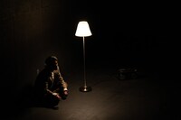 一人の俳優のための五人の演出家による上演 I「マッチョと亡霊」より。（Photo by Kim Sajik）