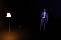 一人の俳優のための五人の演出家による上演 I「マッチョと亡霊」より。（Photo by Kim Sajik）