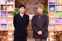 NHK総合「SONGS 香取慎吾」より、左から大泉洋、香取慎吾。（写真提供：NHK）