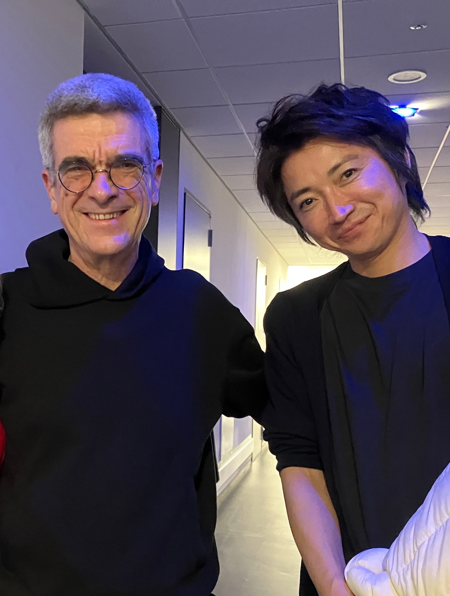 2024年韓国にて。藤原竜也（右）がフィリップ・ドゥクフレ（左）のダンスカンパニー公演を観劇した際のツーショット。