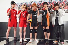 「劇団『ハイキュー!!』“出逢い”」囲み取材の様子。左から、黒尾鉄朗役の大村征弥、孤爪研磨役の湊丈瑠、日向翔陽役の加藤憲史郎、影山飛雄役の若林星弥、演出の須賀健太。