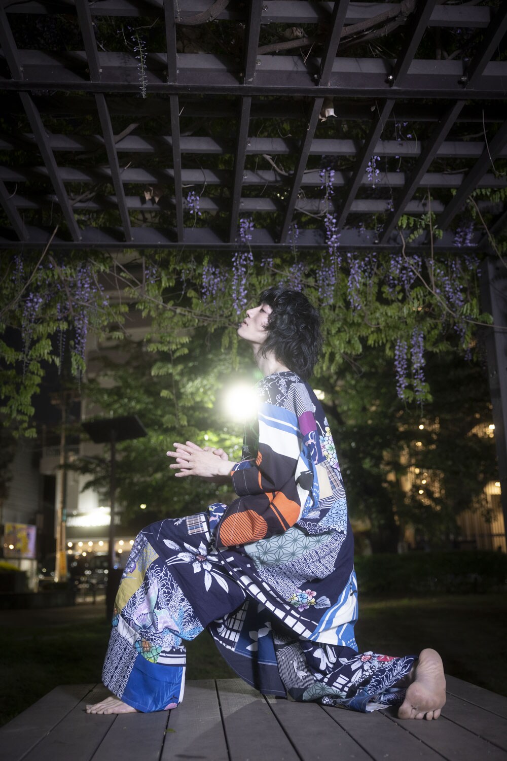 末原拓馬が衣裳家・永田光枝、写真家・三浦麻旅子とタッグ組み写真集「粋様」を制作