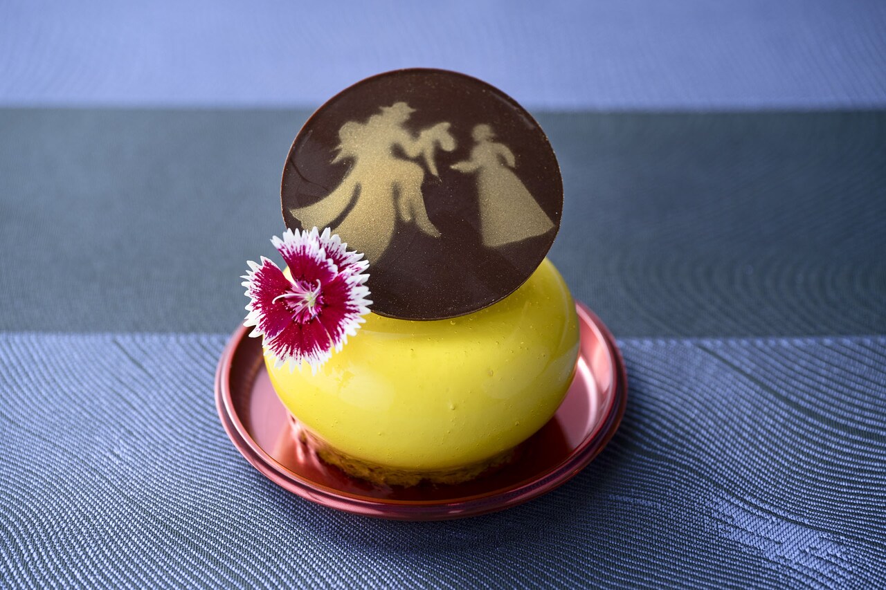 愛知・ANAクラウンプラザホテルグランコート名古屋で提供される、劇団四季ミュージカル「ゴースト＆レディ」とのコラボレーションケーキ。