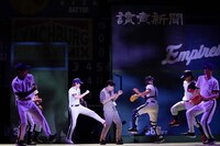 「舞台『Take Me Out』2025」より、レジェンドチームの公演の様子。（撮影：田中亜紀）