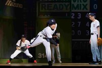 「舞台『Take Me Out』2025」より、レジェンドチームの公演の様子。（撮影：田中亜紀）