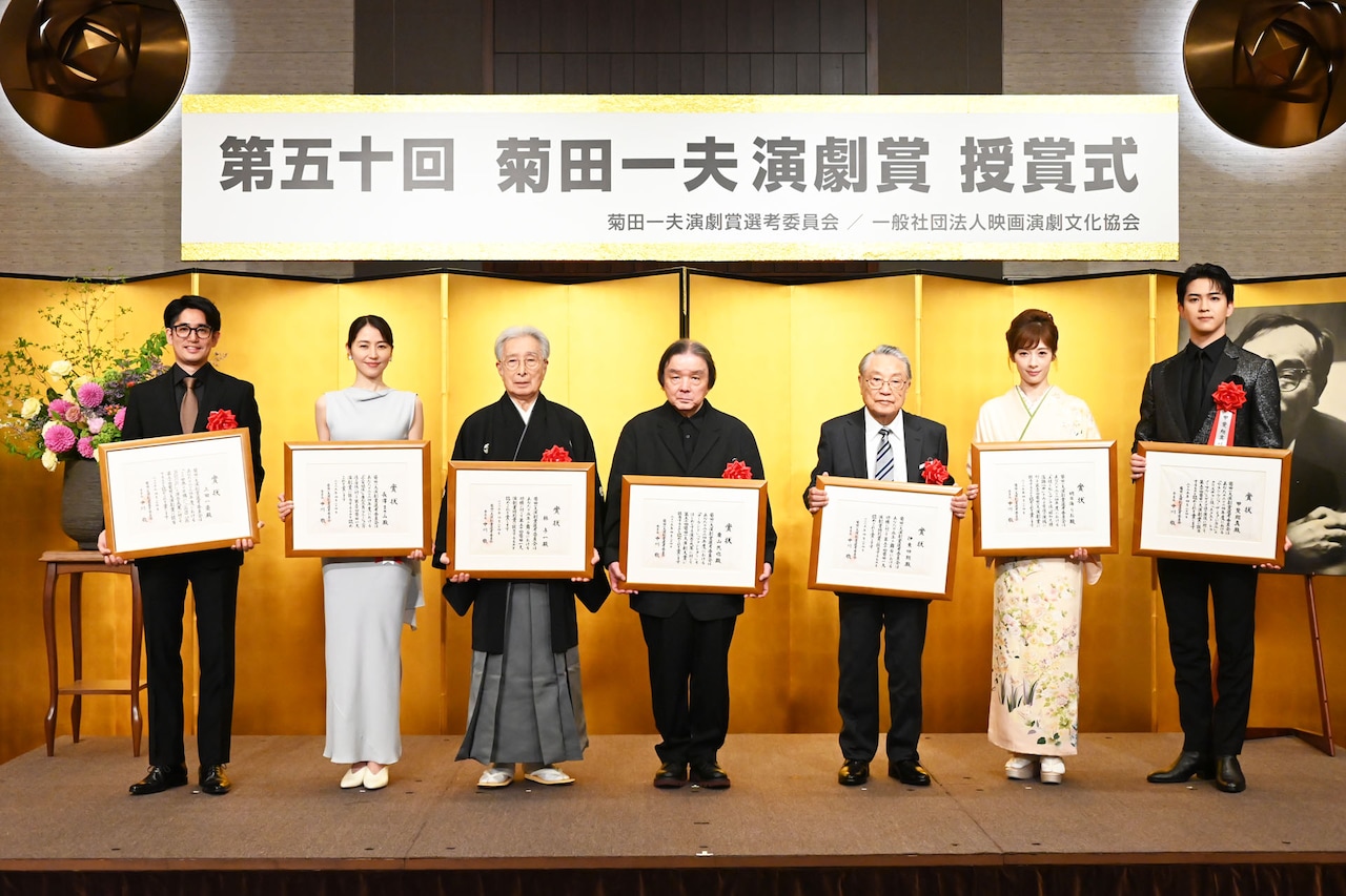 第50回菊田一夫演劇賞の授賞式の様子。
左から上田一豪、長澤まさみ、林与一、栗山民也、伊東四朗、明日海りお、甲斐翔真。