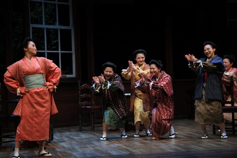 悪童会議 第3回公演「見よ、飛行機の高く飛べるを」より。（撮影：和田咲子）