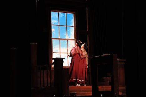 悪童会議 第3回公演「見よ、飛行機の高く飛べるを」より。（撮影：和田咲子）