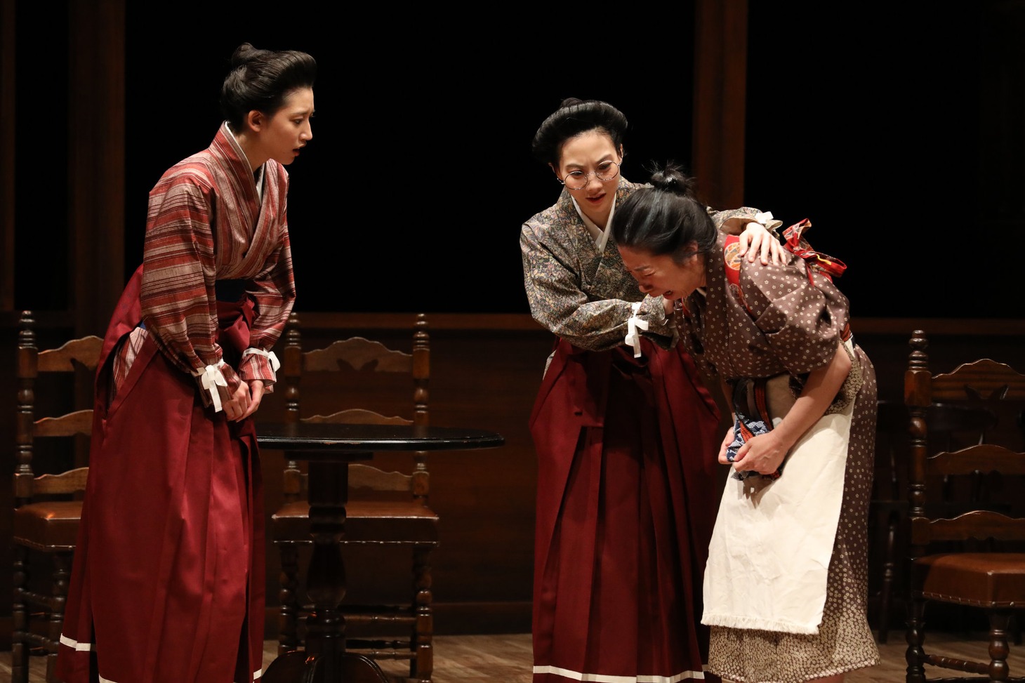悪童会議 第3回公演「見よ、飛行機の高く飛べるを」より。（撮影：和田咲子）