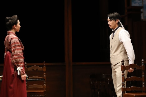 悪童会議 第3回公演「見よ、飛行機の高く飛べるを」より。（撮影：和田咲子）