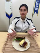 NHK総合「激突メシあがれ～自作グルメ頂上決戦～」河合優実出演回より。（写真提供：NHK）