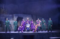 「ミュージカル『忍たま乱太郎』第15弾 走れ四年生！ 戦え六年生！ ～閻魔岳を駆け抜けろ～」より。（撮影：遠山高広）