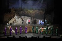 「ミュージカル『忍たま乱太郎』第15弾 走れ四年生！ 戦え六年生！ ～閻魔岳を駆け抜けろ～」より。（撮影：遠山高広）