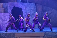 「ミュージカル『忍たま乱太郎』第15弾 走れ四年生！ 戦え六年生！ ～閻魔岳を駆け抜けろ～」より。（撮影：遠山高広）