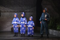 「ミュージカル『忍たま乱太郎』第15弾 走れ四年生！ 戦え六年生！ ～閻魔岳を駆け抜けろ～」より。（撮影：遠山高広）