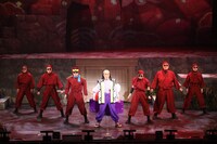 「ミュージカル『忍たま乱太郎』第15弾 走れ四年生！ 戦え六年生！ ～閻魔岳を駆け抜けろ～」より。（撮影：遠山高広）