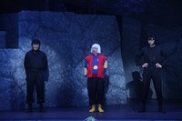 「ミュージカル『忍たま乱太郎』第15弾 走れ四年生！ 戦え六年生！ ～閻魔岳を駆け抜けろ～」より。（撮影：遠山高広）