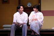 シス・カンパニー公演「昭和から騒ぎ」より、左から竜星涼、松本穂香。(撮影:宮川舞子)