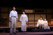シス・カンパニー公演「昭和から騒ぎ」より、左から竜星涼、松本穂香、大泉洋、宮沢りえ。(撮影:宮川舞子)
