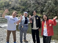 「帰れマンデー見っけ隊!! 3時間SP」より小栗旬（右から2番目）。©テレビ朝日