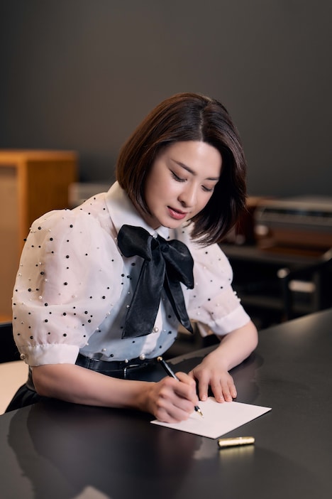 「檀れい・シングス・ディズニー」CDで手書きコメントを作成している檀れい。