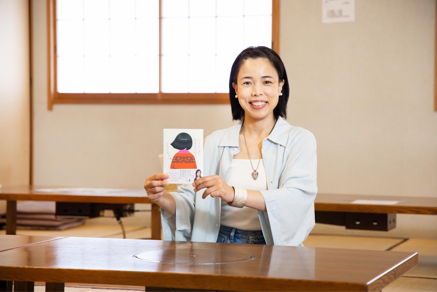 安藤玉恵。実家であるとんかつ屋・どん平にて。（撮影：牧野智晃）